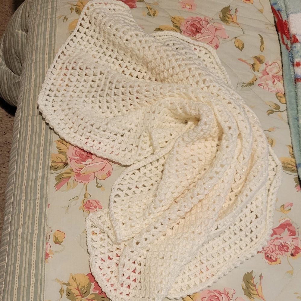 Crochet circular baby afghan